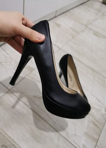 Topuklı siyah ayakkabı