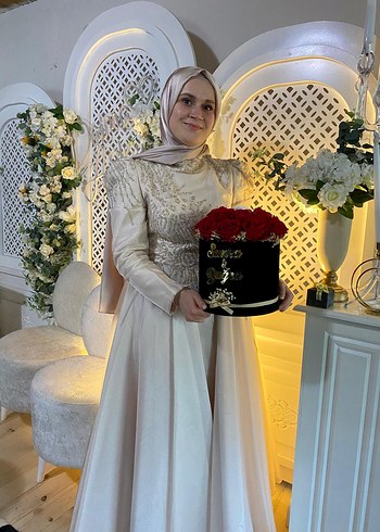 42 Beden ten rengi Renk Uzun Kollu Beyaz Drapeli Sade Söz Elbisesi