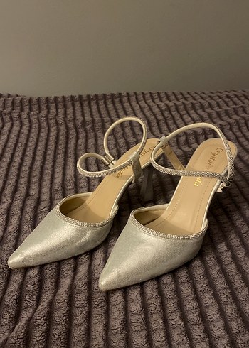 Gümüş Renkli, Tokalı Stiletto Topuklu Kadın Ayakkabı