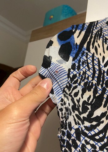 Diğer Mavi Desenli V Yaka Kısa Kollu Bluz
