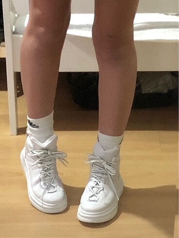 Marjin bilekli beyaz spor ayakkabı