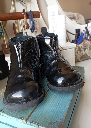 Parlak Siyah Kız Çocuk Kauçuk Bot - Görsel 2