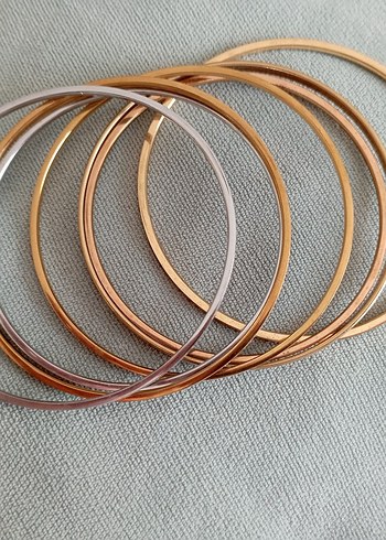 Esnek Altın Renkli Minimalist Bilezik - Görsel 4