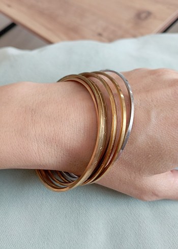 Esnek Altın Renkli Minimalist Bilezik - Görsel 3