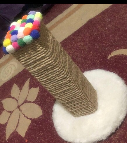 Tırmalama tahtası ve kedi tarağı