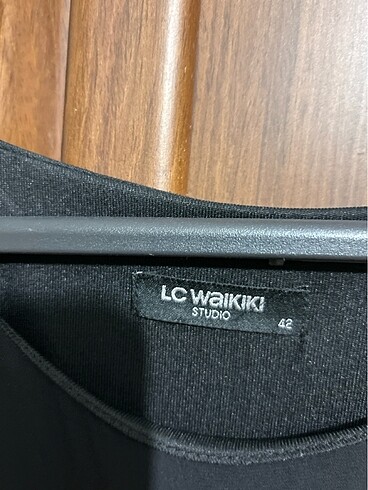 LC Waikiki Uzun plise li siyah kolsuz elbise