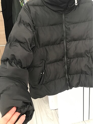 Defacto defacto şişme mont sadece kolunda öyle bir detay var iç kısımda