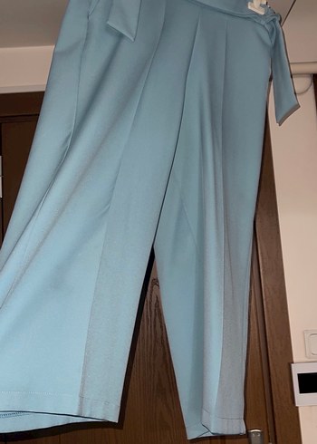 Mavi Kemerli Mini Kumaş Pantolon - Görsel 2