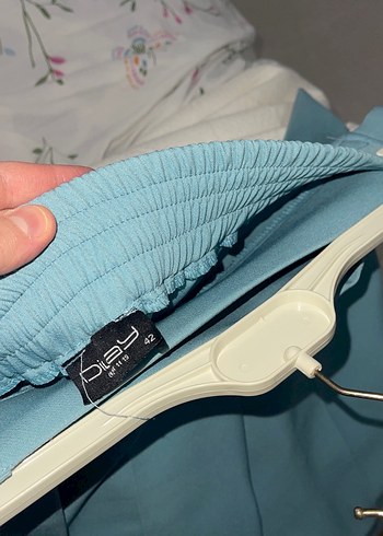 Mavi Kemerli Mini Kumaş Pantolon - Görsel 3