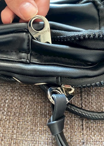 Stradivarius Siyah Deri Fermuarlı Kadın Çapraz Çanta