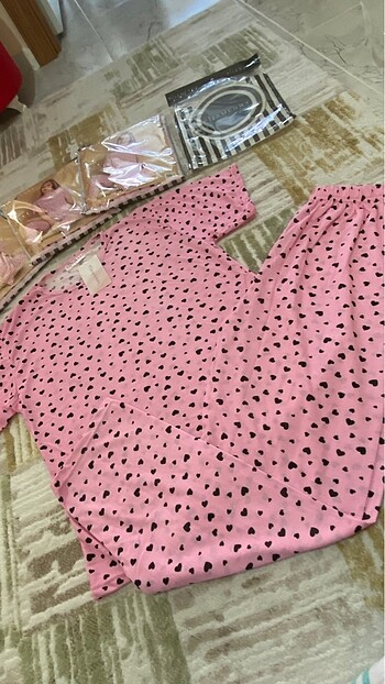 s Beden Pembe Siyah Kalp desenli pijama takimi