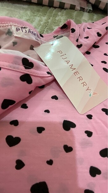 s Beden pembe Renk Pembe Siyah Kalp desenli pijama takimi
