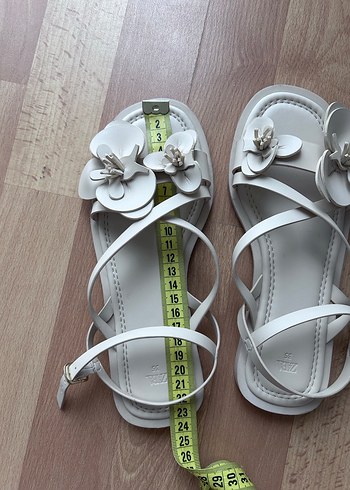 Çiçek Detaylı Beyaz Kadın Dolgu Sandalet - Görsel 3