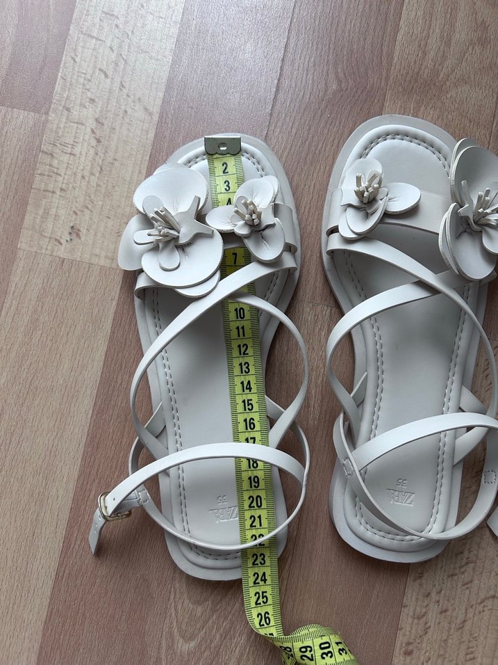 Çiçek Detaylı Beyaz Kadın Dolgu Sandalet - Görsel 3