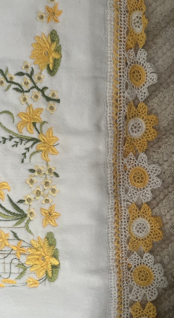 Sarı İşlemeli Havlu - Görsel 2