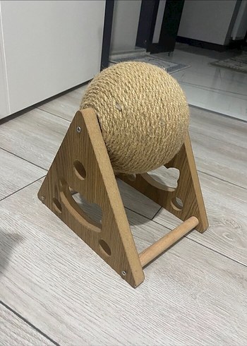 Beden Kedi için kahverengi tırmalama direği ve oyuncak