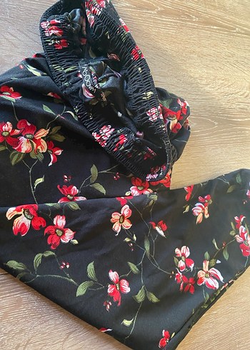 Zara Woow markadır.Çiçek Desenli Siyah Kadın Kumaş Pantolon