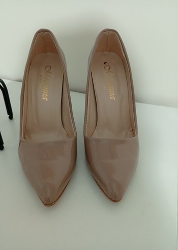 Bej Parlak Stiletto Topuklu Kadın Ayakkabı
