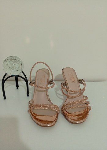 Altın Renkli Sequinsli Stiletto Topuklu Kadın Ayakkabı