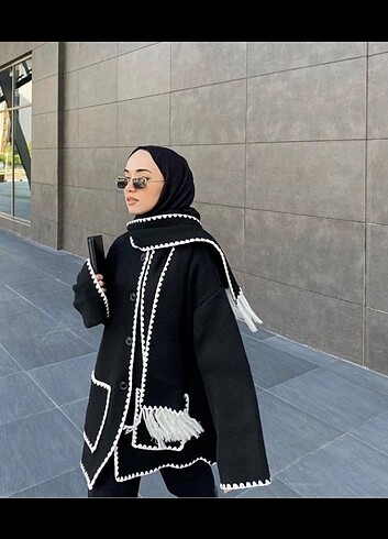 Siyah atkılı hırka