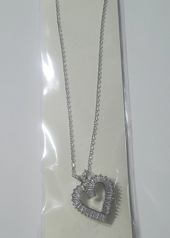 Zincir Detaylı Gümüş Renk Kalp Kolye - Görsel 3