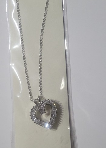 Zincir Detaylı Gümüş Renk Kalp Kolye - Görsel 4