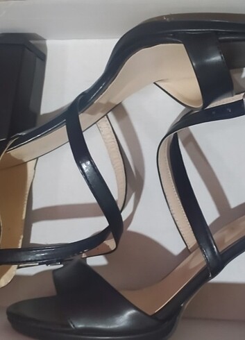 Dilek Hanif Tek band çapraz kuşaklı topuklu
