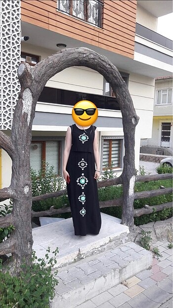Siyah elbise kırmızı bluz