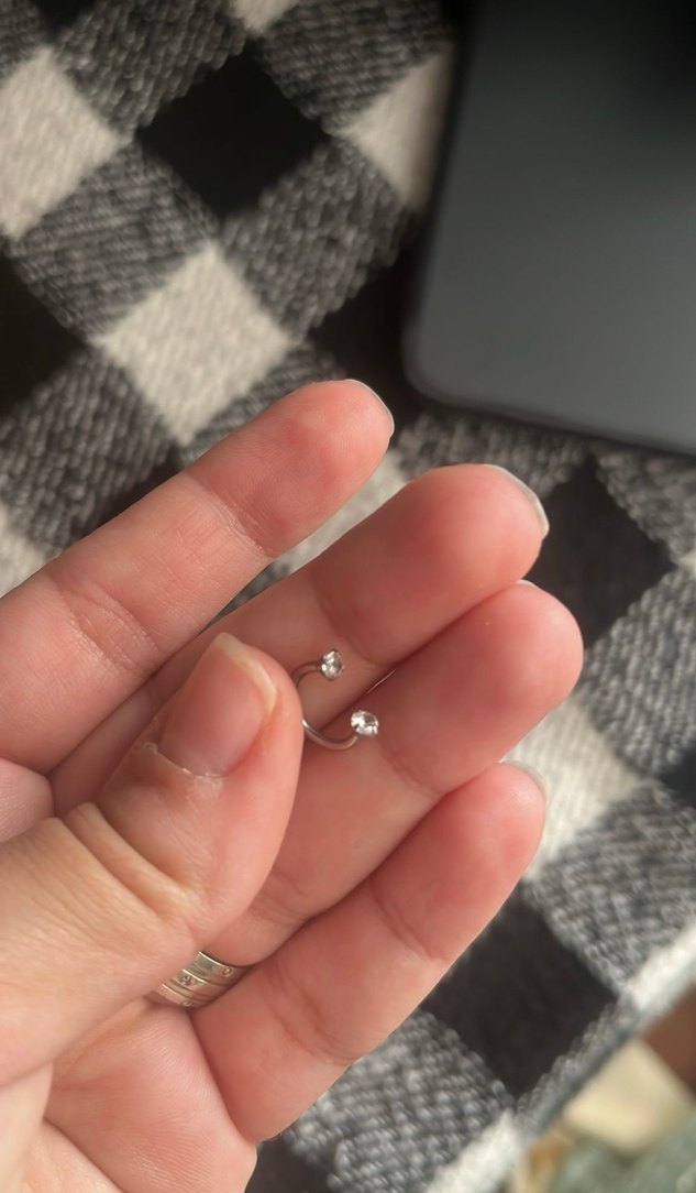 Gri Minimalist Kadın Piercing - Görsel 2