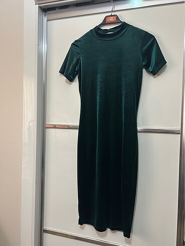 Zara Koyu Yeşil Kadife Elbise