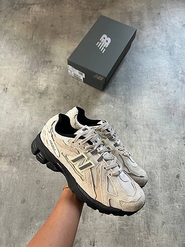 NEW BALANCE 1906