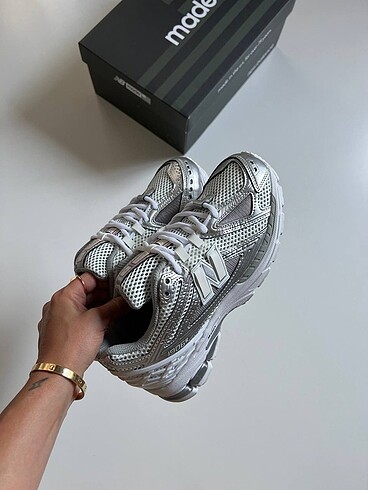 NEW BALANCE 1906R