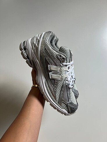 NEW BALANCE 1906R