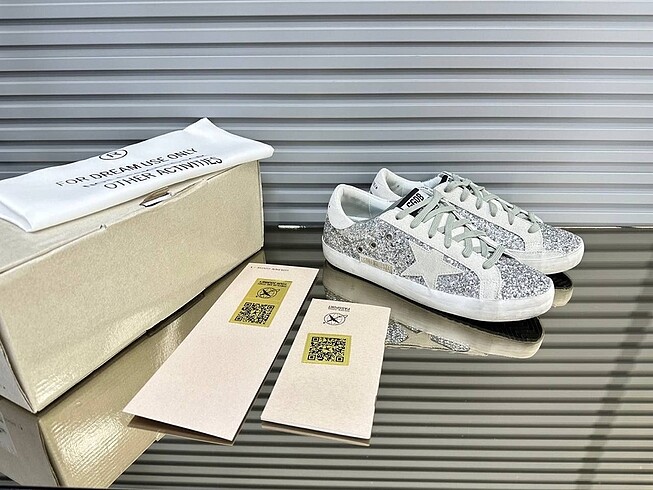 37 Beden çeşitli Renk GOLDEN GOOSE DELUXE