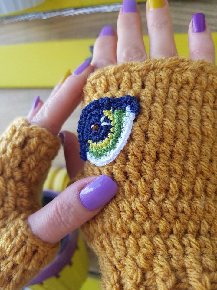 Sarı Göz Motifli Örgü Parmaksız Eldiven - Görsel 4