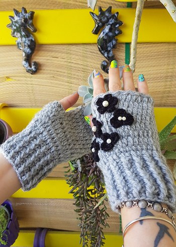 Gri Çiçekli İncili Tasarım El Örgüsü Eldiven - Görsel 3