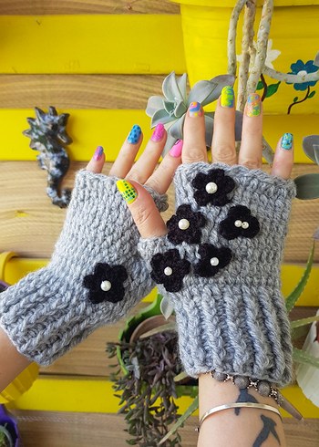 Gri Çiçekli İncili Tasarım El Örgüsü Eldiven - Görsel 4