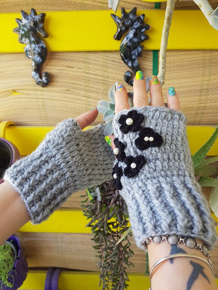 Gri Çiçekli İncili Tasarım El Örgüsü Eldiven - Görsel 3