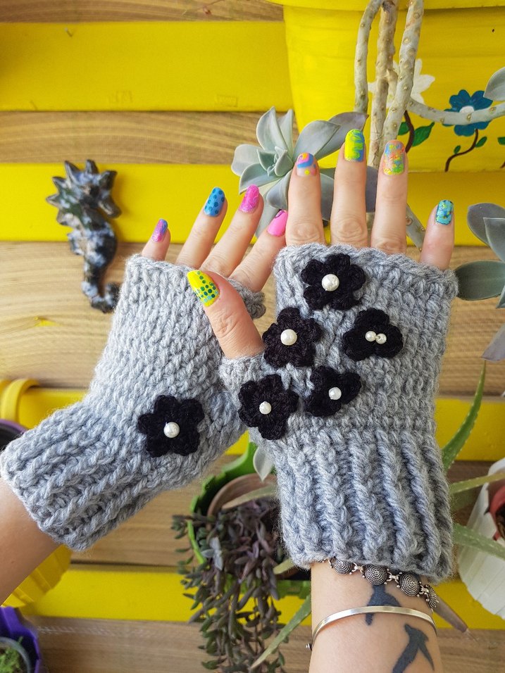 Gri Çiçekli İncili Tasarım El Örgüsü Eldiven - Görsel 4