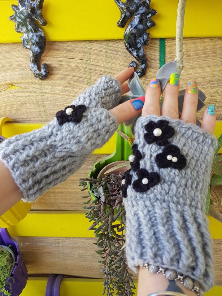 Gri Çiçekli İncili Tasarım El Örgüsü Eldiven - Görsel 2