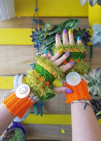 Turuncu Yeşil Düğmeli El Örgüsü Tasarım Eldiven - Görsel 4