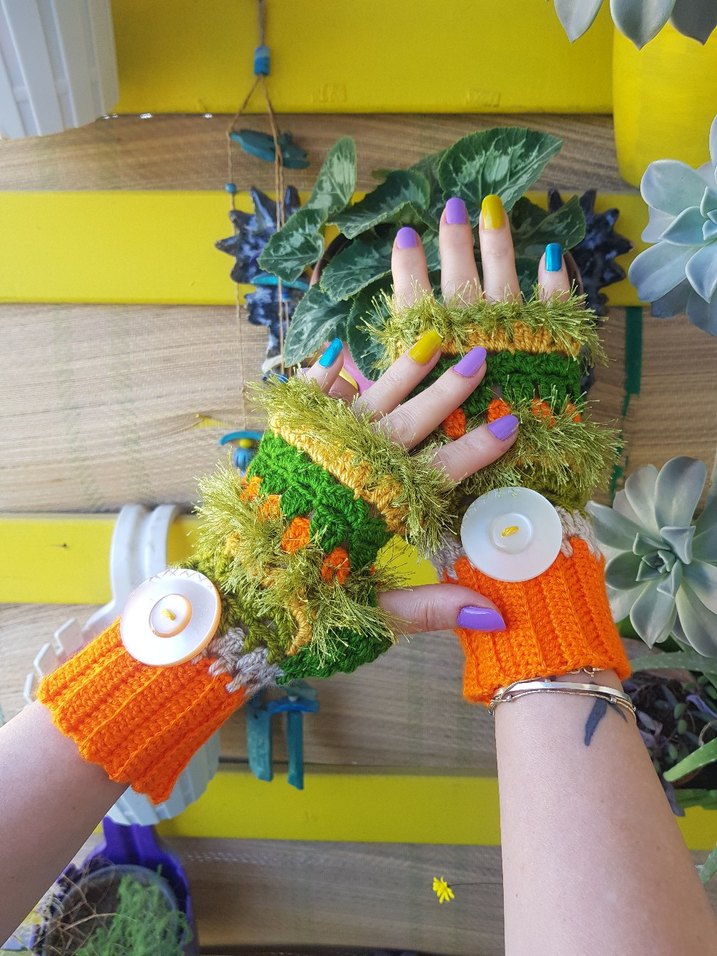 Turuncu Yeşil Düğmeli El Örgüsü Tasarım Eldiven - Görsel 4