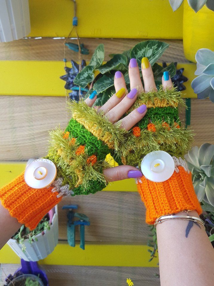 Turuncu Yeşil Düğmeli El Örgüsü Tasarım Eldiven - Görsel 5