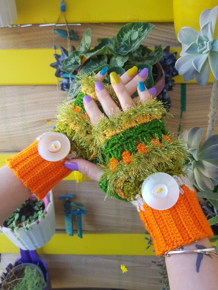 Turuncu Yeşil Düğmeli El Örgüsü Tasarım Eldiven - Görsel 3