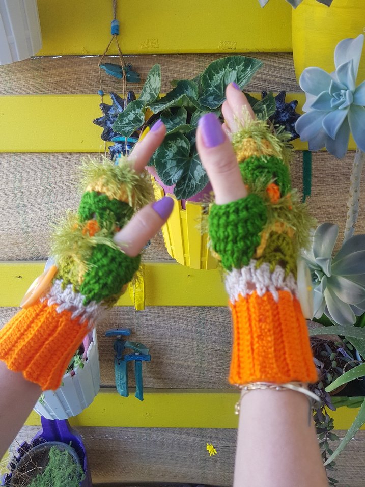 Turuncu Yeşil Düğmeli El Örgüsü Tasarım Eldiven - Görsel 2