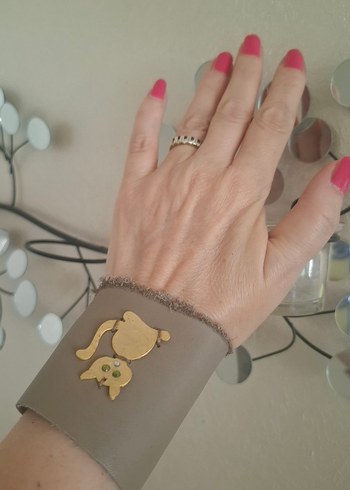 Kum Rengi Kedi Figürlü Deri Bileklik - Görsel 3