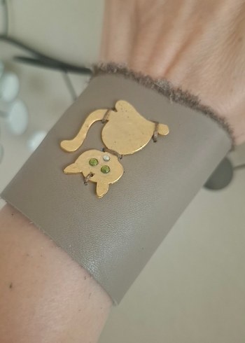 Kum Rengi Kedi Figürlü Deri Bileklik - Görsel 4