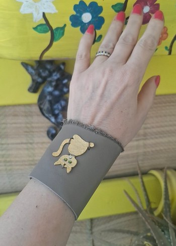 Kum Rengi Kedi Figürlü Deri Bileklik - Görsel 2