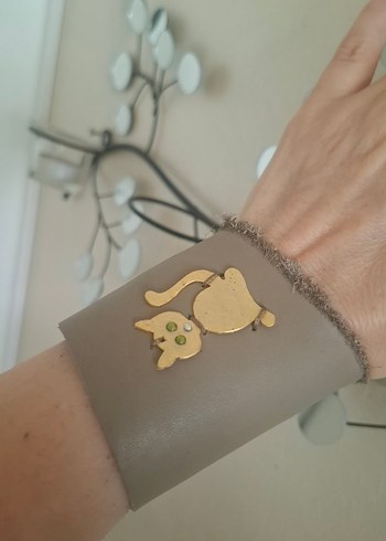 Kum Rengi Kedi Figürlü Deri Bileklik - Görsel 5