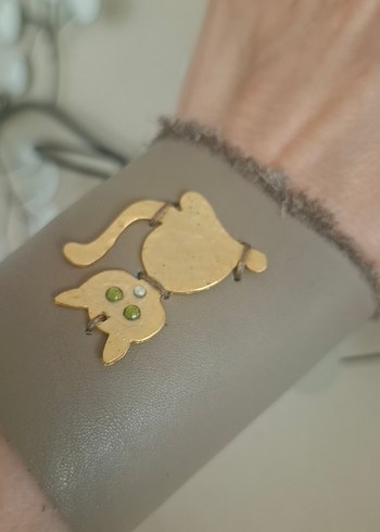 Kum Rengi Kedi Figürlü Deri Bileklik - Görsel 6